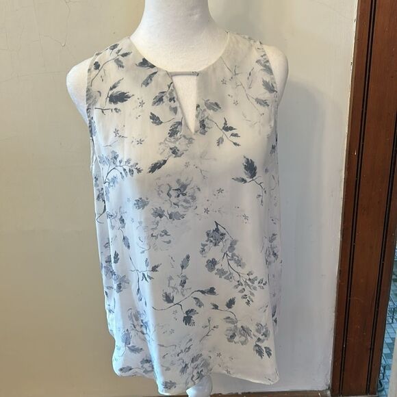 Violet + Claire blue/gray white floral sleeveless blouse Size M EUC - Picture 2 of 11